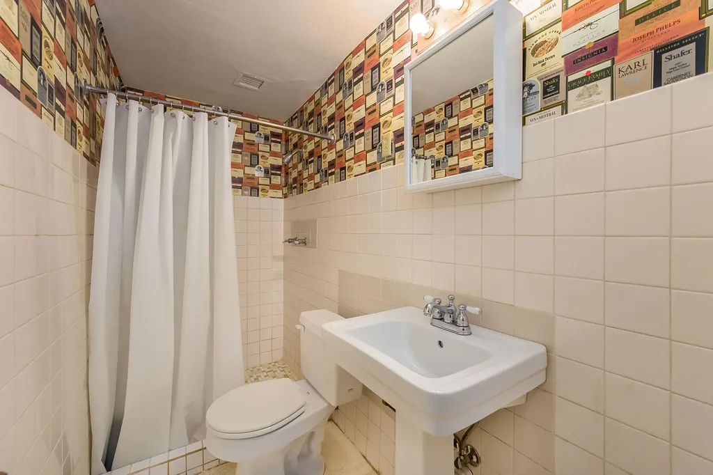 8 S Colonial Court Eastborough KS 67207