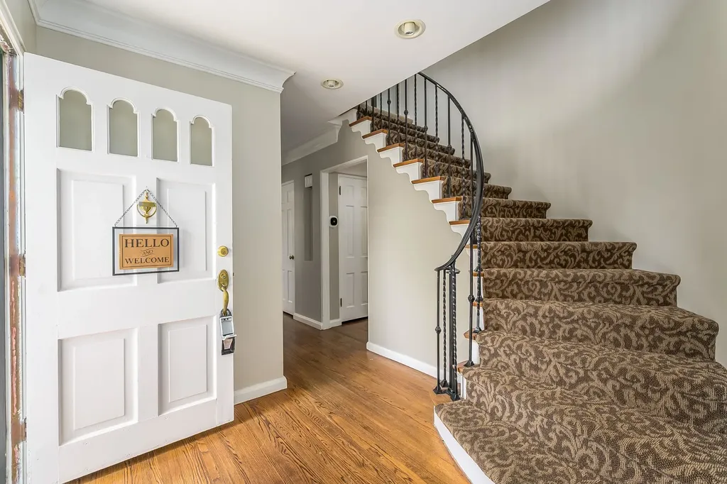 8 S Colonial Court Eastborough KS 67207