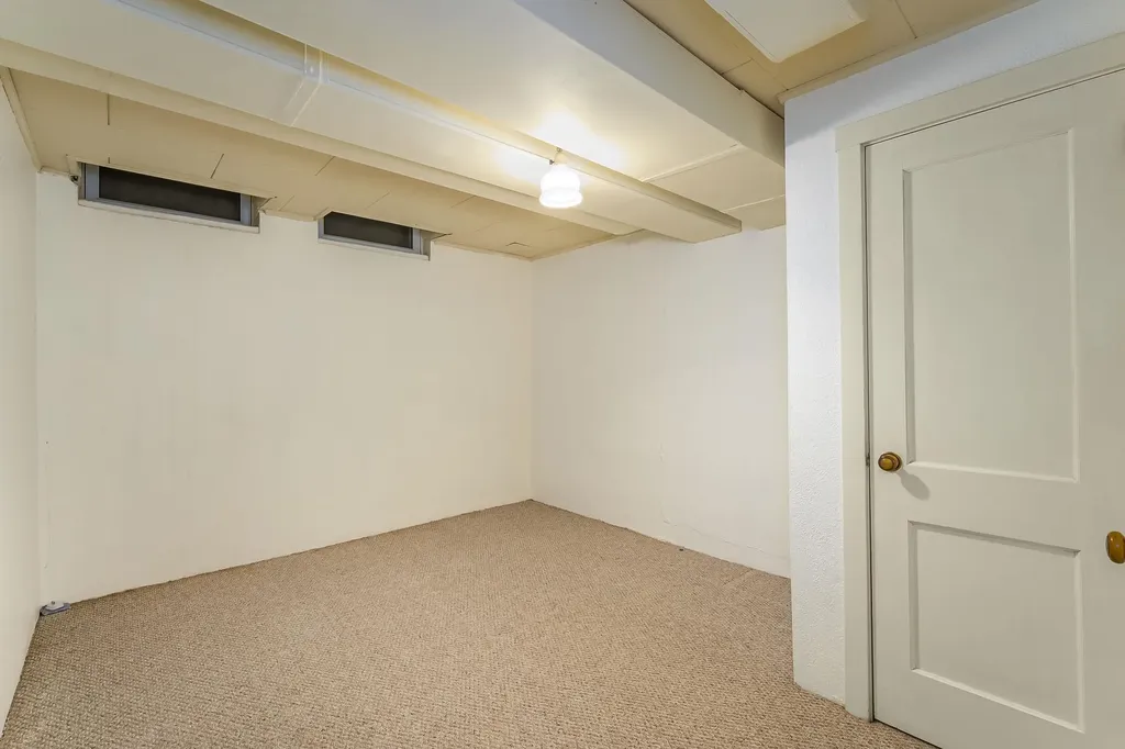 8 S Colonial Court Eastborough KS 67207