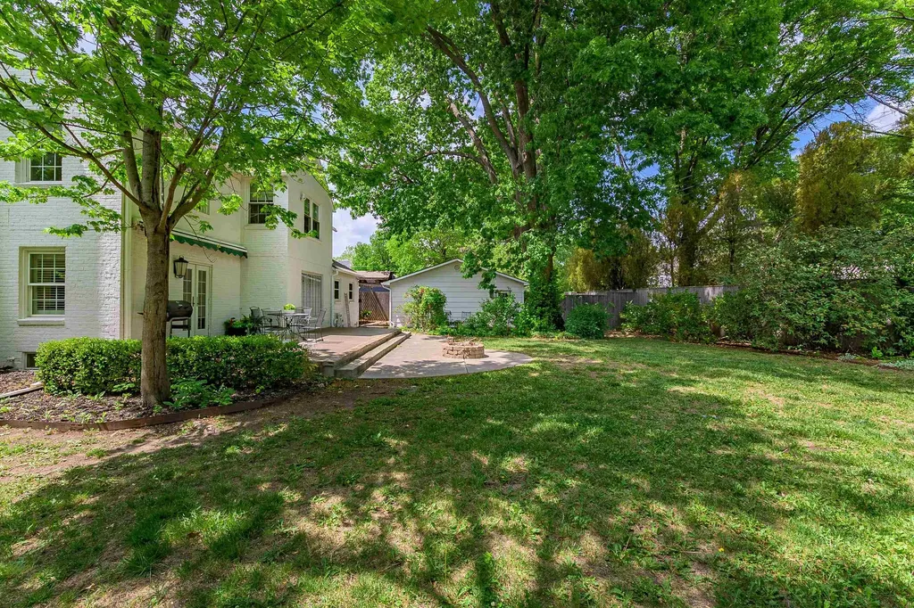 8 S Colonial Court Eastborough KS 67207