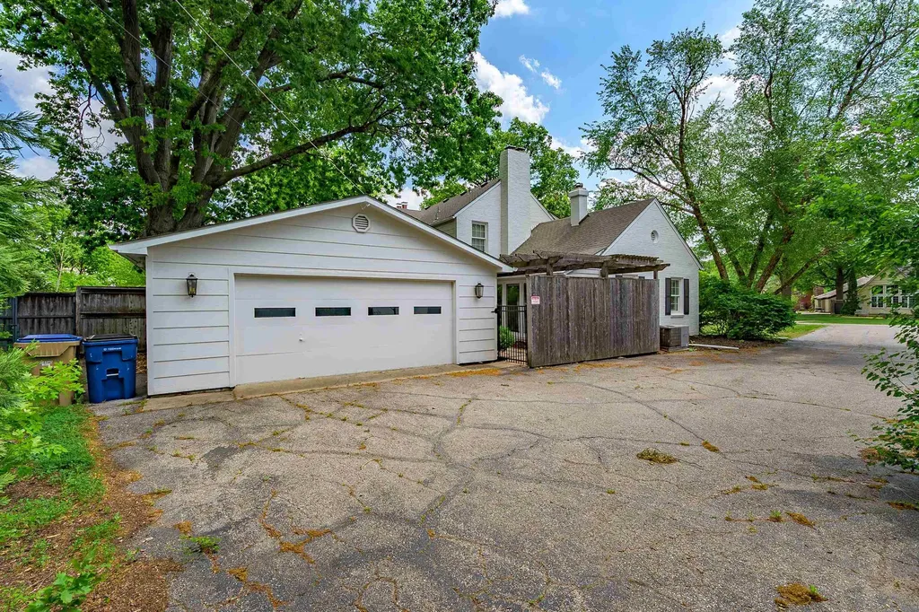 8 S Colonial Court Eastborough KS 67207