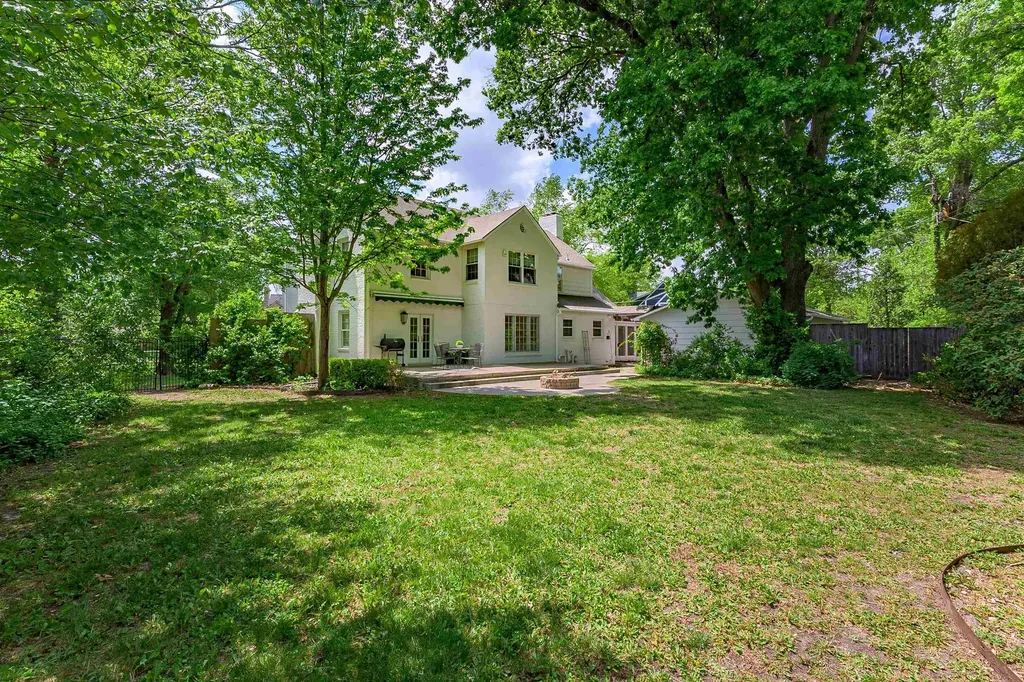 8 S Colonial Court Eastborough KS 67207