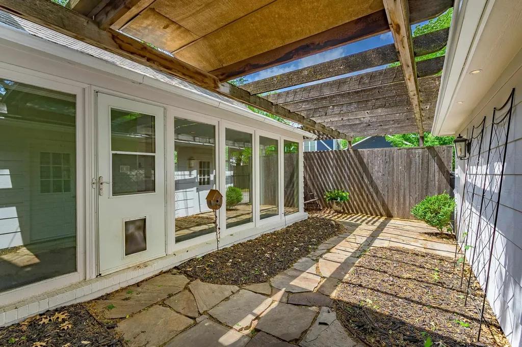 8 S Colonial Court Eastborough KS 67207