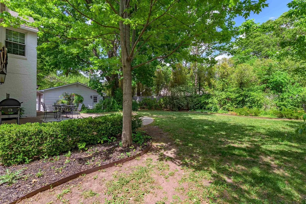 8 S Colonial Court Eastborough KS 67207