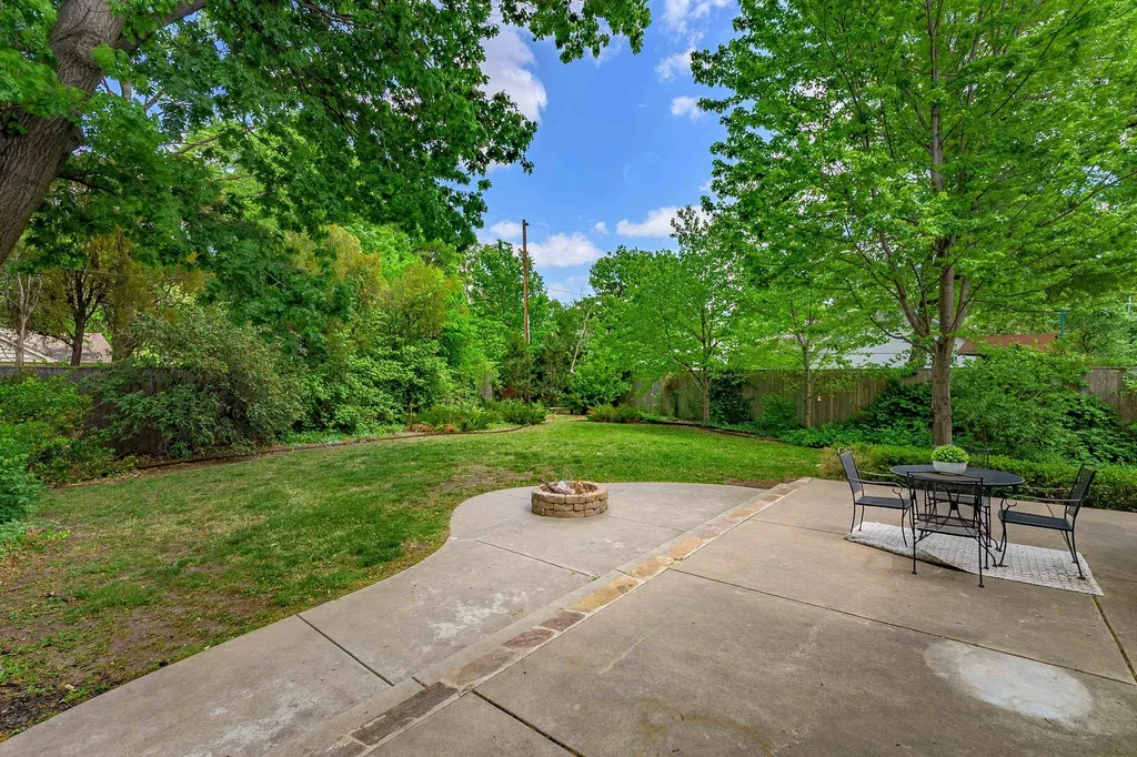 8 S Colonial Court Eastborough KS 67207