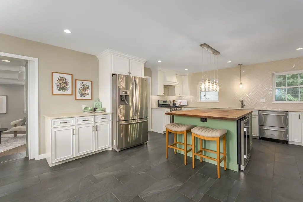 8 S Colonial Court Eastborough KS 67207