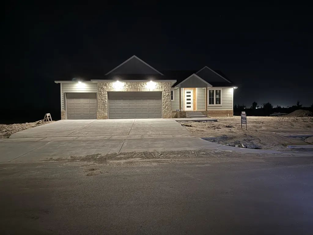 3513 S Bluelake Street Wichita KS 67215
