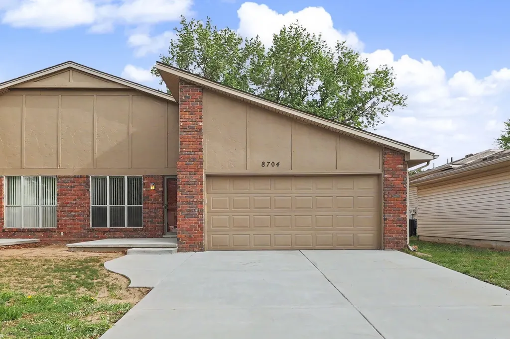 8704 E Lockmoor Wichita KS 67207