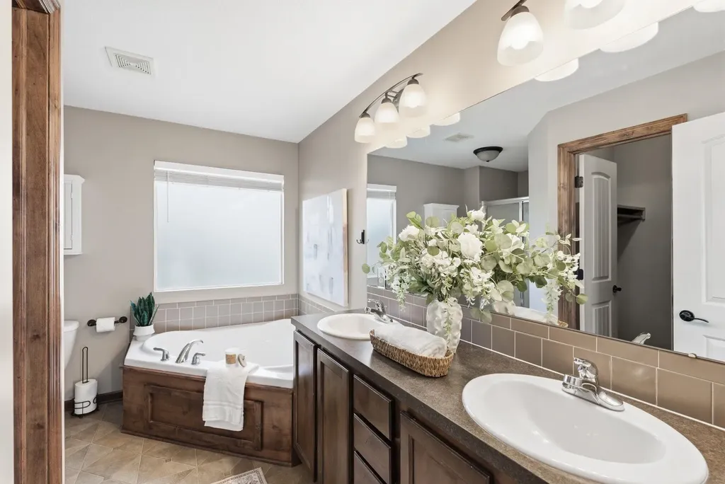 2739 N Woodridge Court Wichita KS 67226