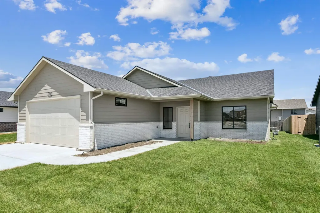 8992 E Forbes Circle Bel Aire KS 67226