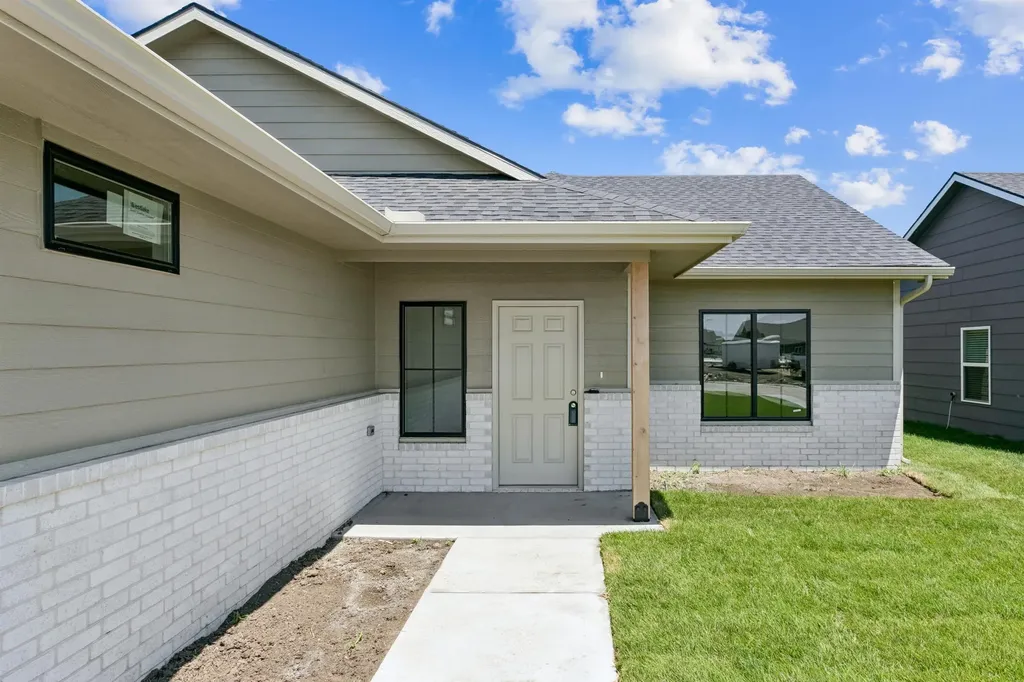 8992 E Forbes Circle Bel Aire KS 67226