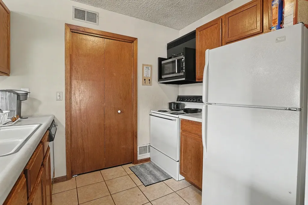 6725 W Shade Wichita KS 67212