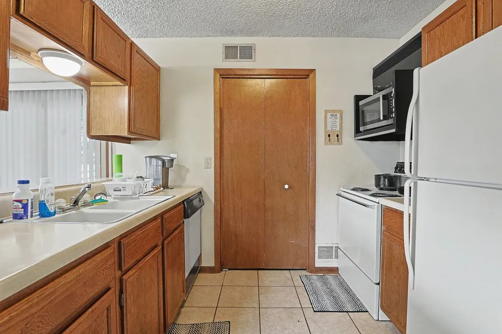 6725 W Shade Wichita KS 67212