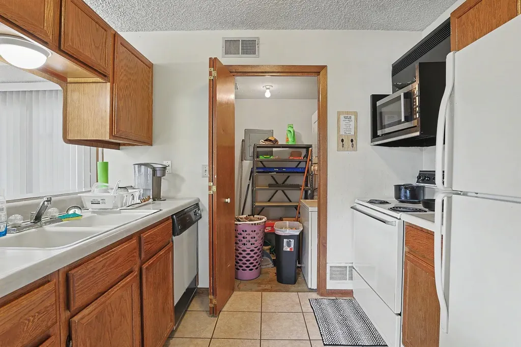 6725 W Shade Wichita KS 67212