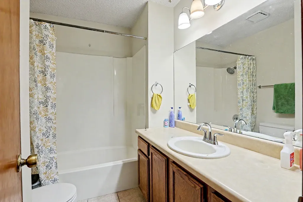 6725 W Shade Wichita KS 67212