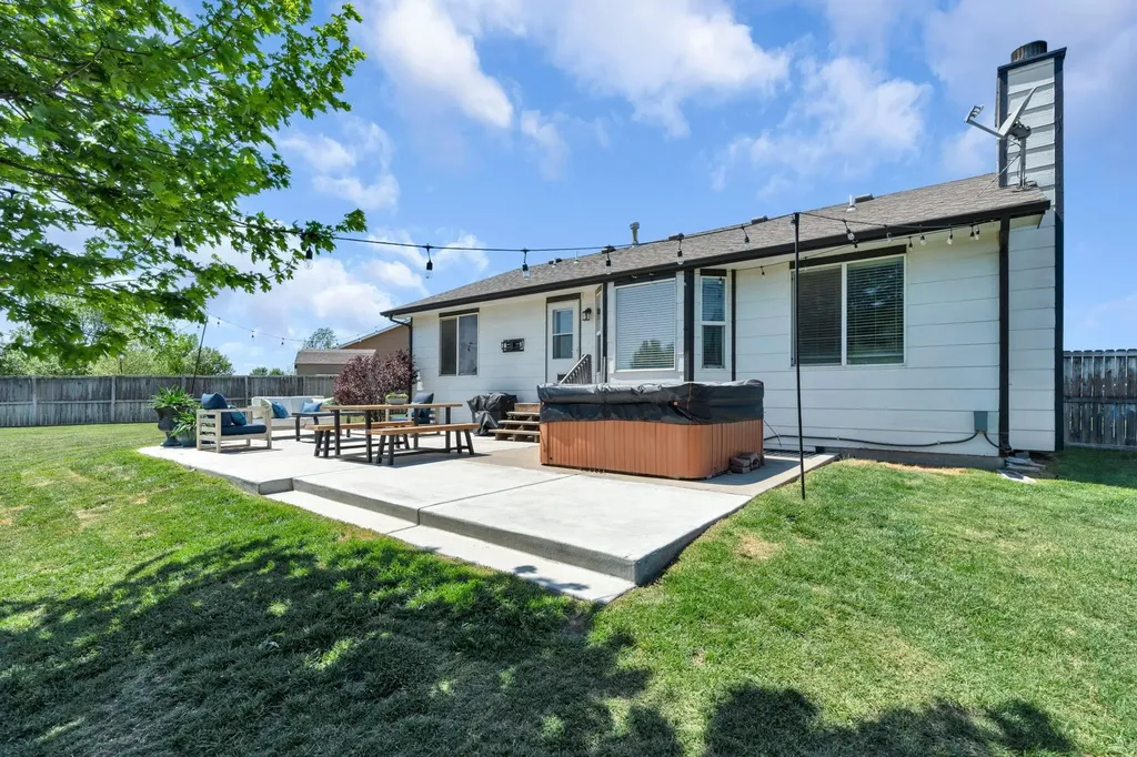 1910 N Nickelton Court Wichita KS 67235