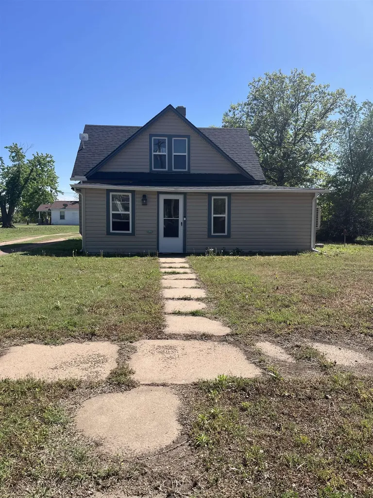 109 E 1st Avenue Turon KS 67583