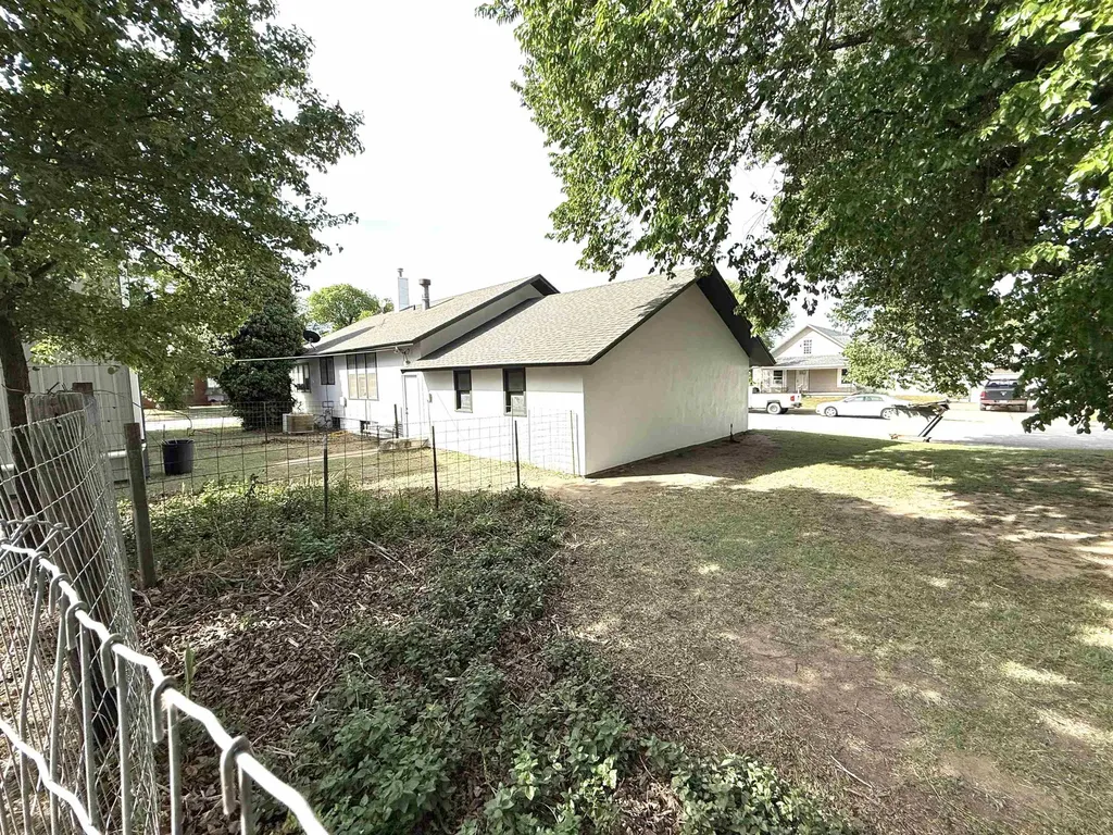 142 W Ave B Attica KS 67009