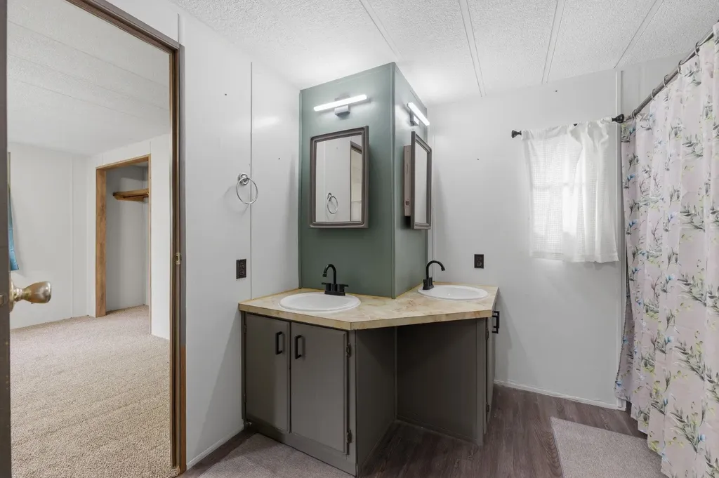 5036 S Broadview Court Wichita KS 67210
