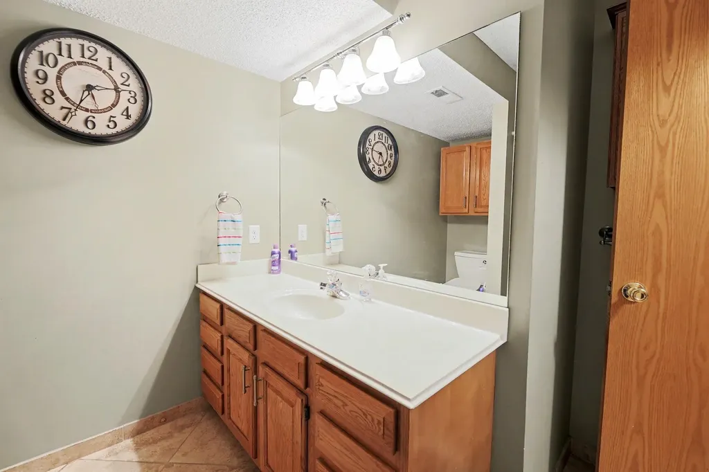 1181 N Lakewind Street Wichita KS 67212