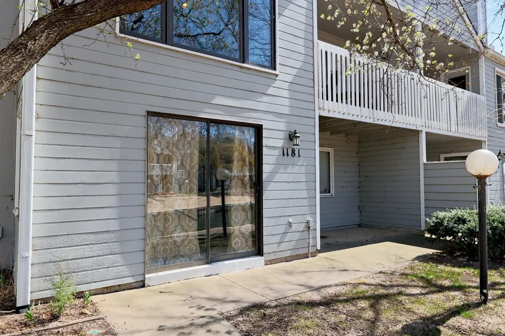 1181 N Lakewind Street Wichita KS 67212