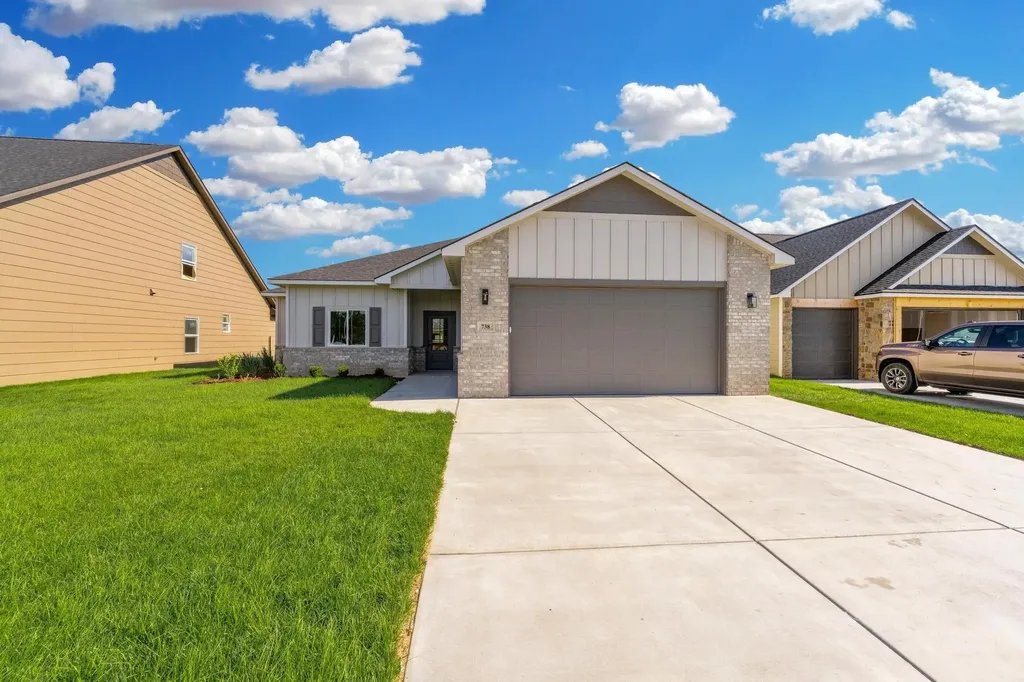 738 N Rainbow Lake Court Wichita KS 67235