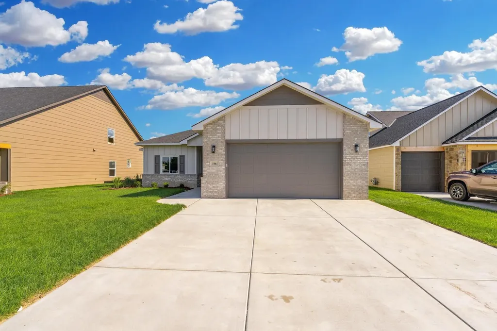 738 N Rainbow Lake Court Wichita KS 67235