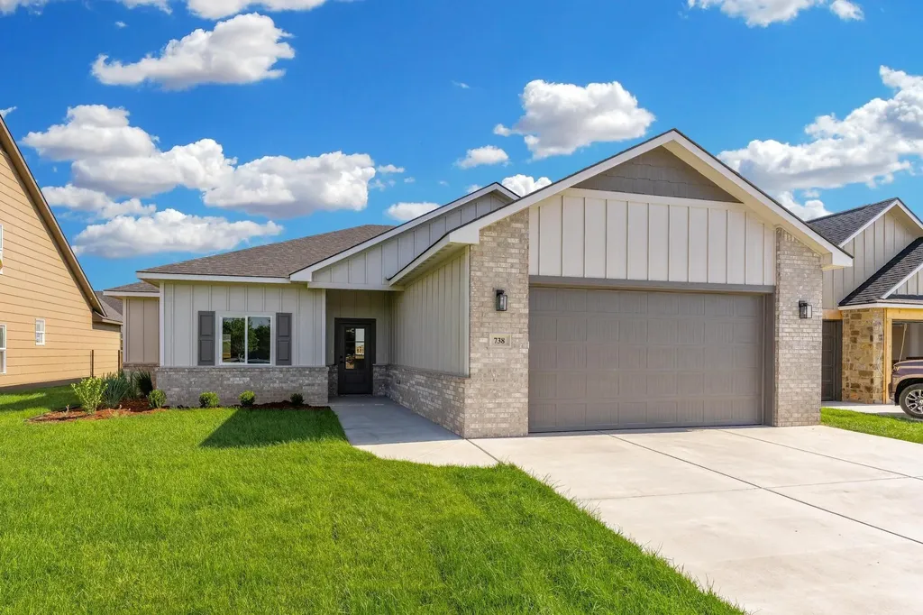 738 N Rainbow Lake Court Wichita KS 67235