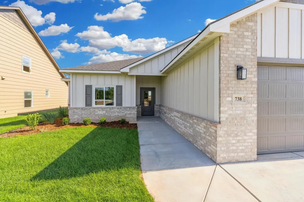 738 N Rainbow Lake Court Wichita KS 67235