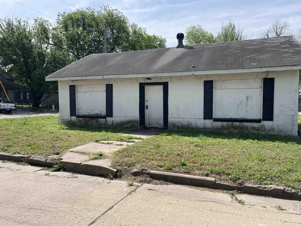 112 W South Street Wellington KS 67152