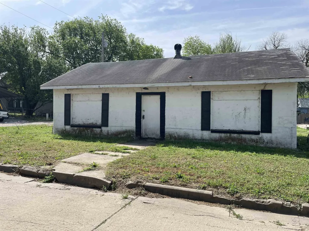 112 W South Street Wellington KS 67152