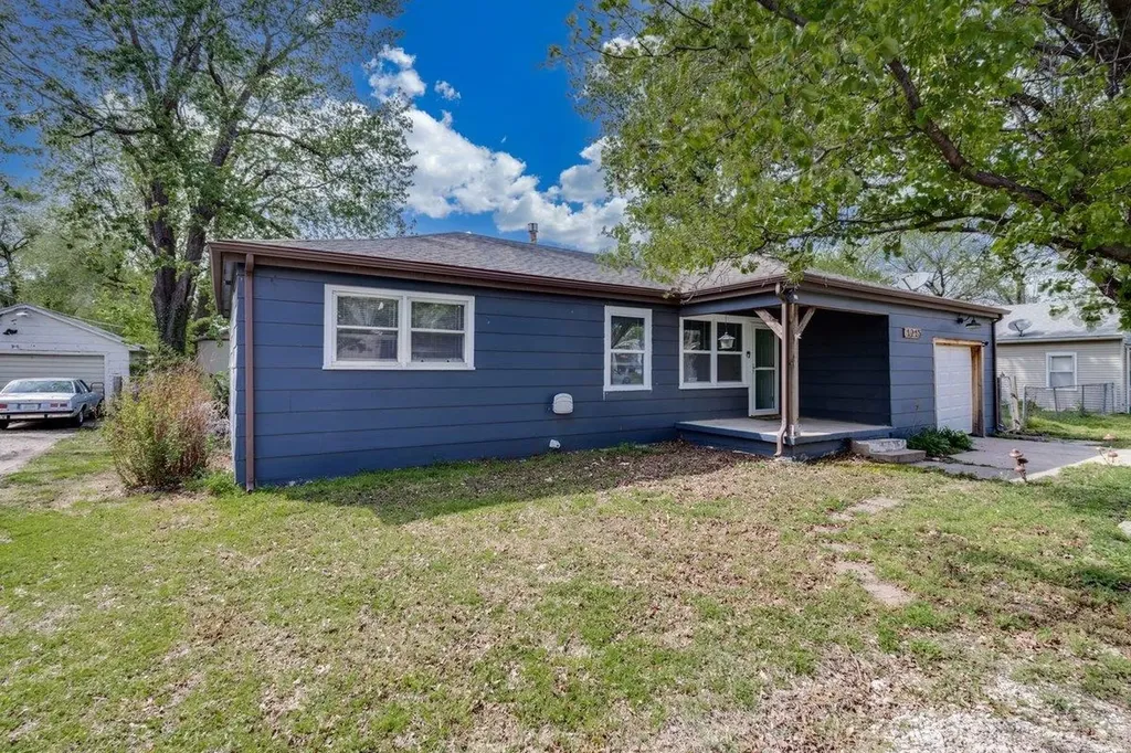 1215 N Logan Street Newton KS 67114-2343