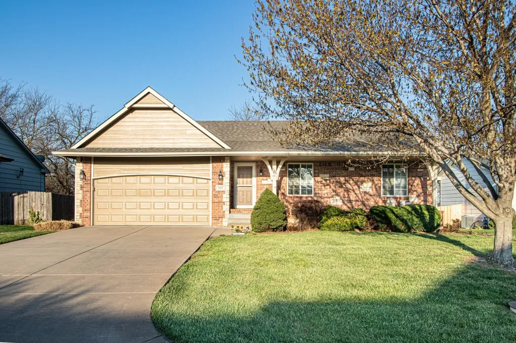 915 N Cedar Brook Circle Mulvane KS 67110