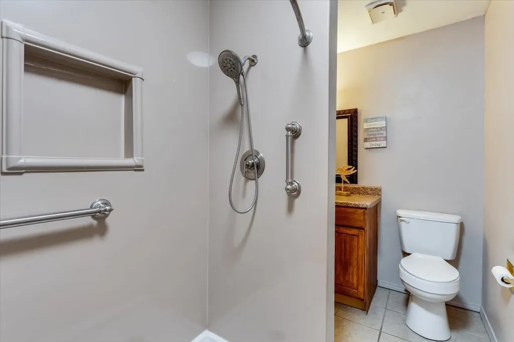 641 N Woodlawn Wichita KS 67208