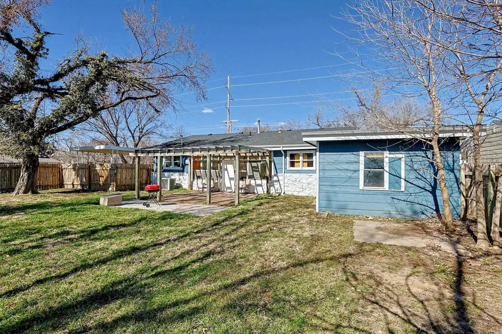 317 E 6th Street Halstead KS 67056