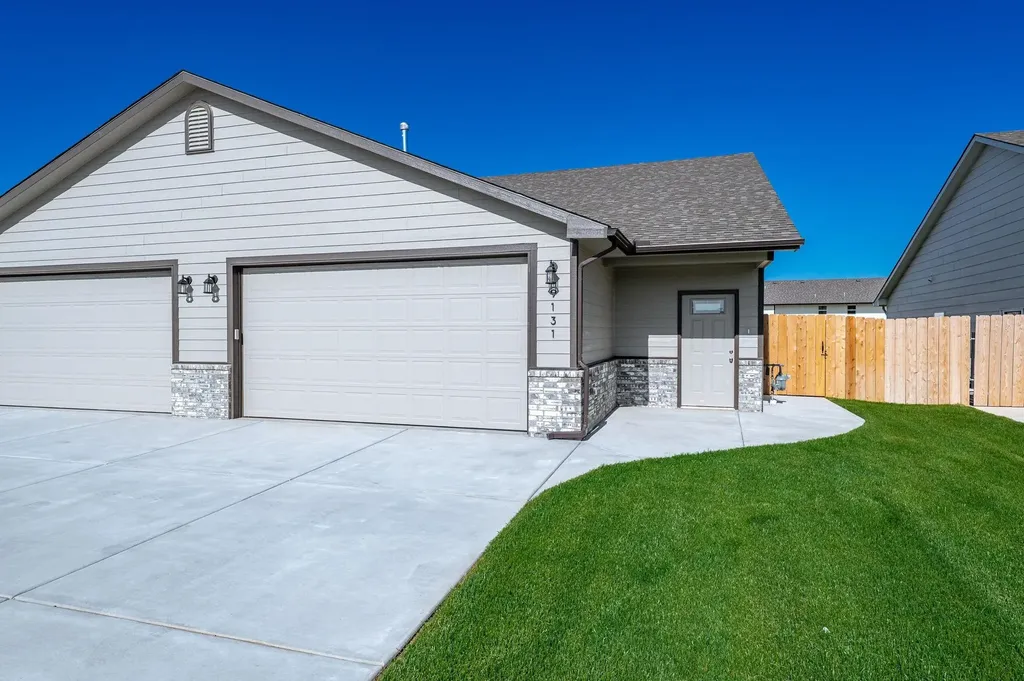 9131 / 9133 E Chris Court Bel Aire KS 67226