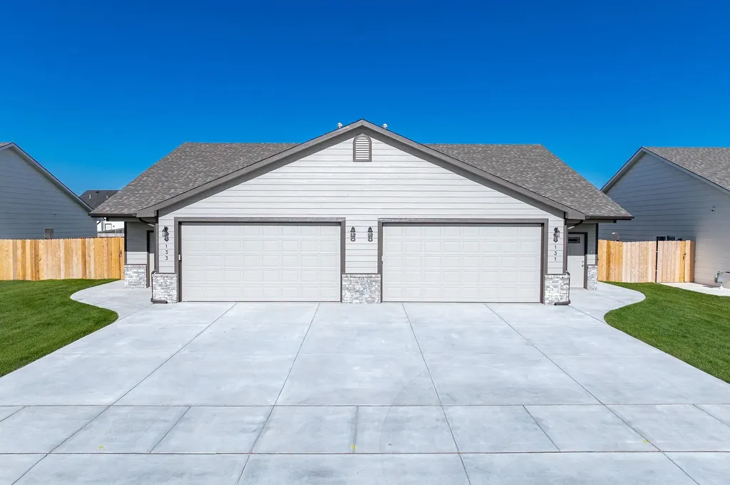 9131 / 9133 E Chris Court Bel Aire KS 67226