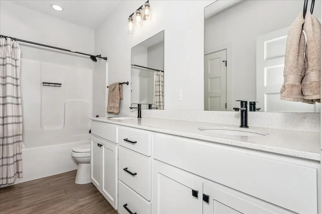 2807 E Sunnyslope Park City KS 67219
