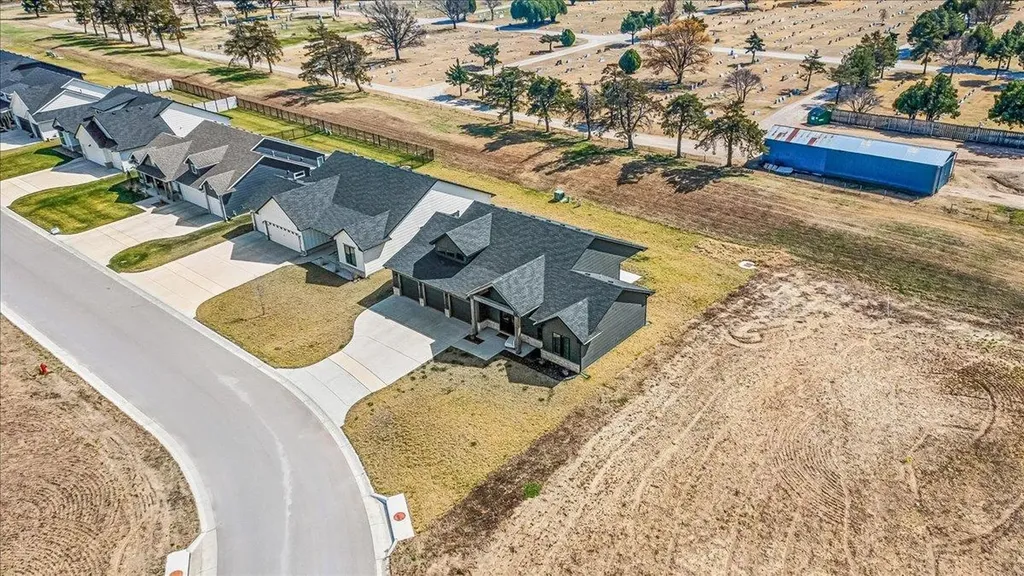 2807 E Sunnyslope Park City KS 67219