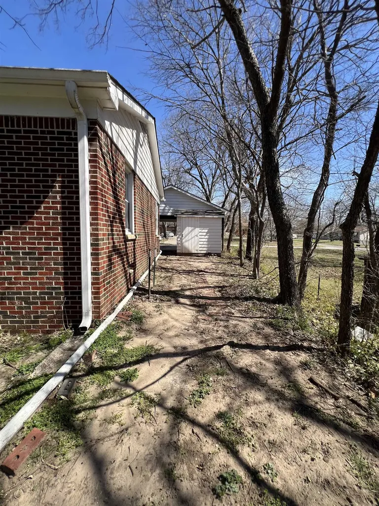 607 N 9th Arkansas City KS 67005