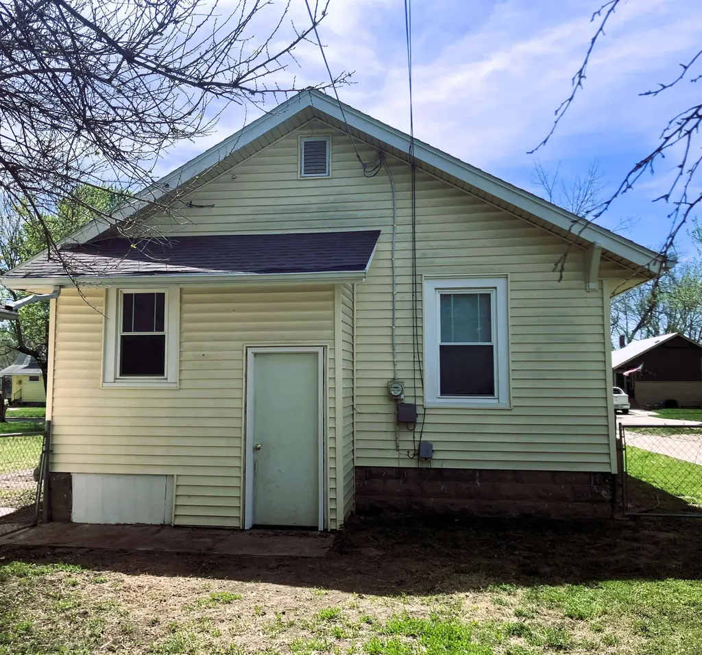 910 E 7th Street Newton KS 67114