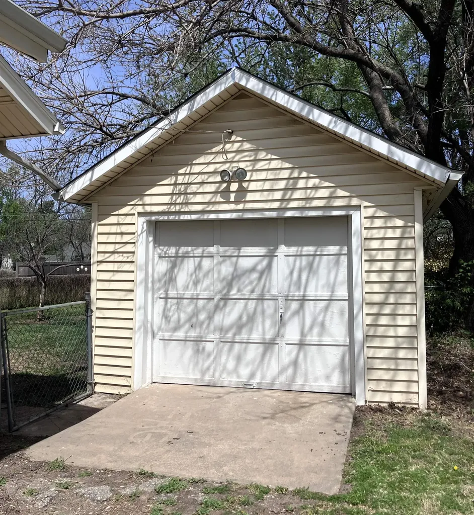 910 E 7th Street Newton KS 67114