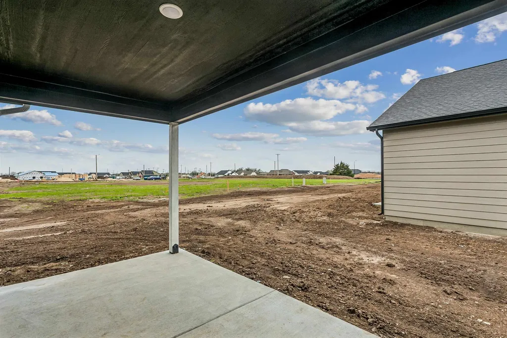 1566 N Emerald Valley Drive Mulvane KS 67110