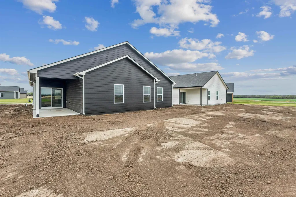 1566 N Emerald Valley Drive Mulvane KS 67110