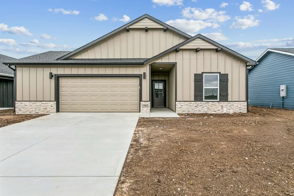 1562 N Emerald Valley Drive Mulvane KS 67110