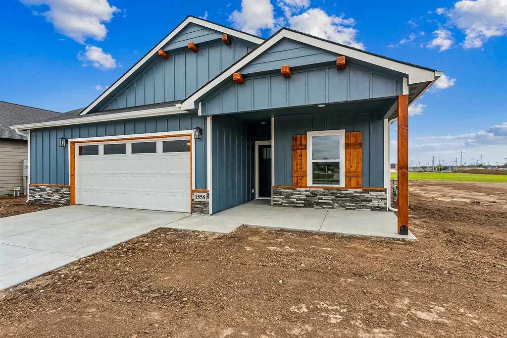 1558 N Emerald Valley Drive Mulvane KS 67110