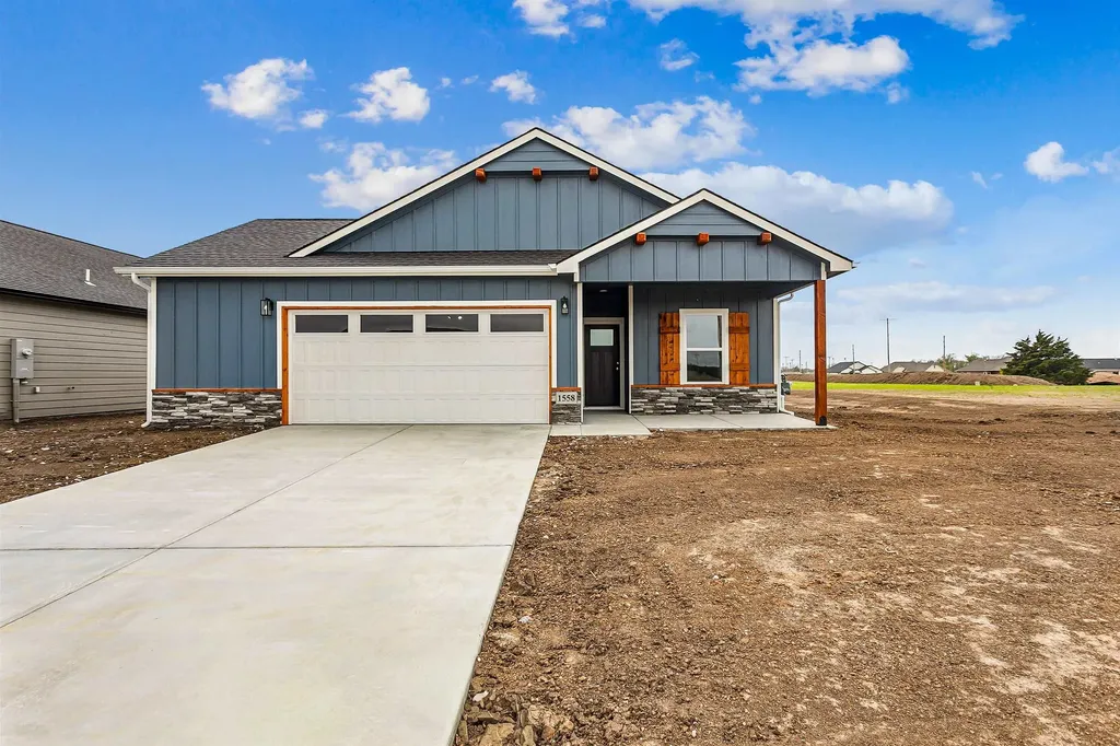 1558 N Emerald Valley Drive Mulvane KS 67110