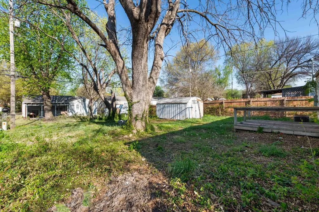 2331 S Dellrose Avenue Wichita KS 67218