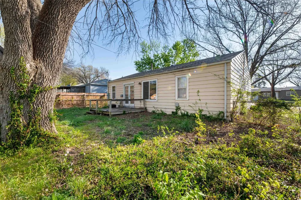 2331 S Dellrose Avenue Wichita KS 67218