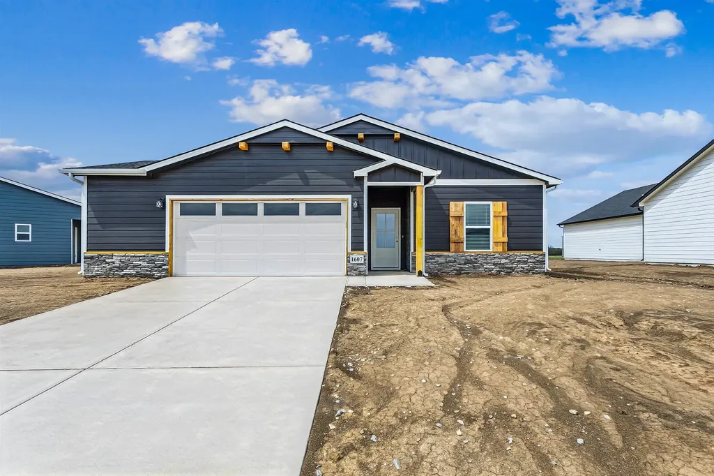 1607 N Emerald Valley Drive Mulvane KS 67110